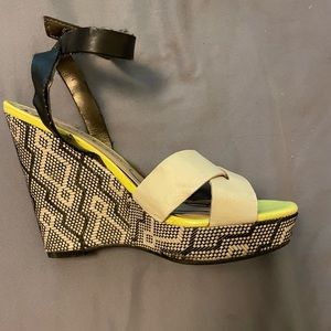 Sam and Libby sz 6 platform sandal heels black white woven design leather staps